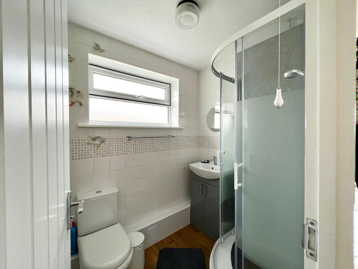 Seaview Self-Catering Coastal Bungalow In Rural West Wight Freshwater Exterior foto