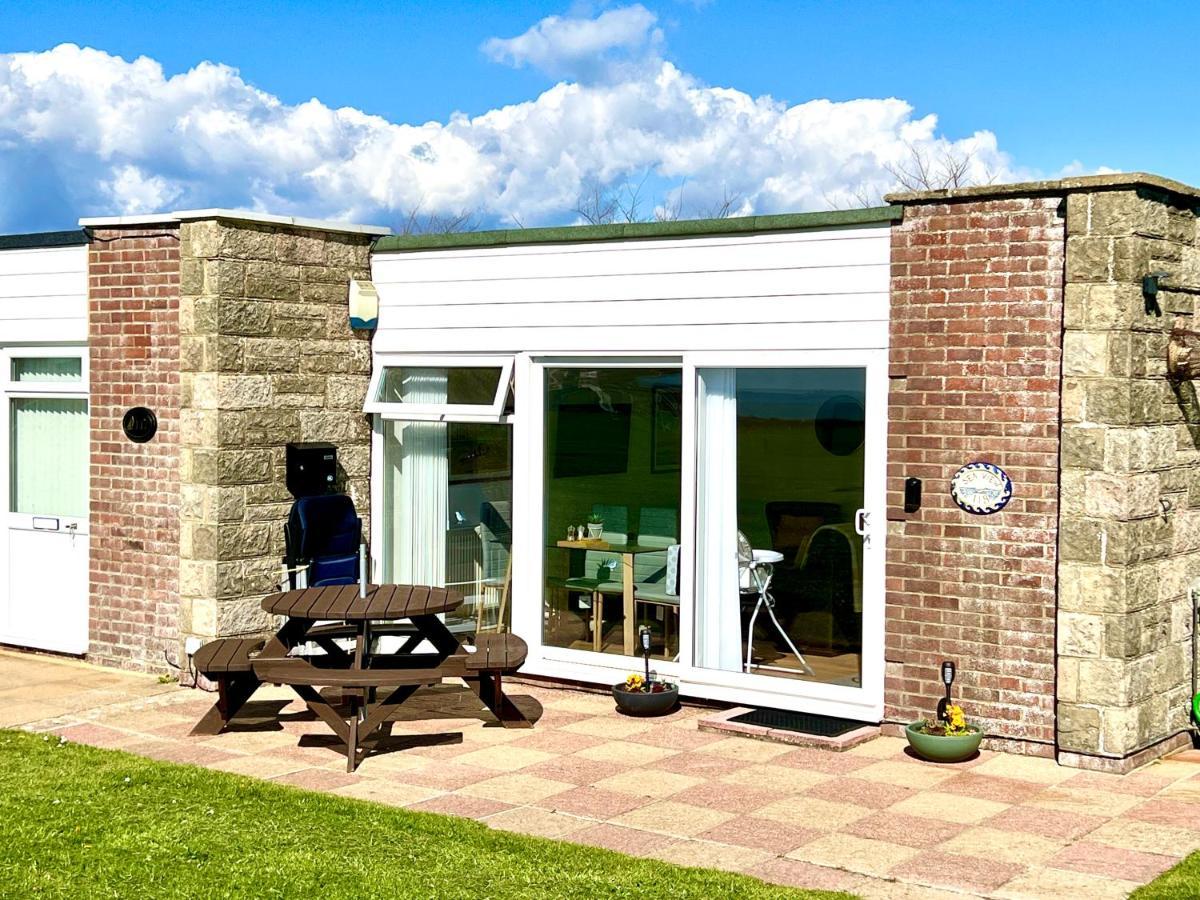 Seaview Self-Catering Coastal Bungalow In Rural West Wight Freshwater Exterior foto